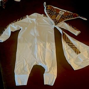Burberry 12 month onesie come with head cover and bib